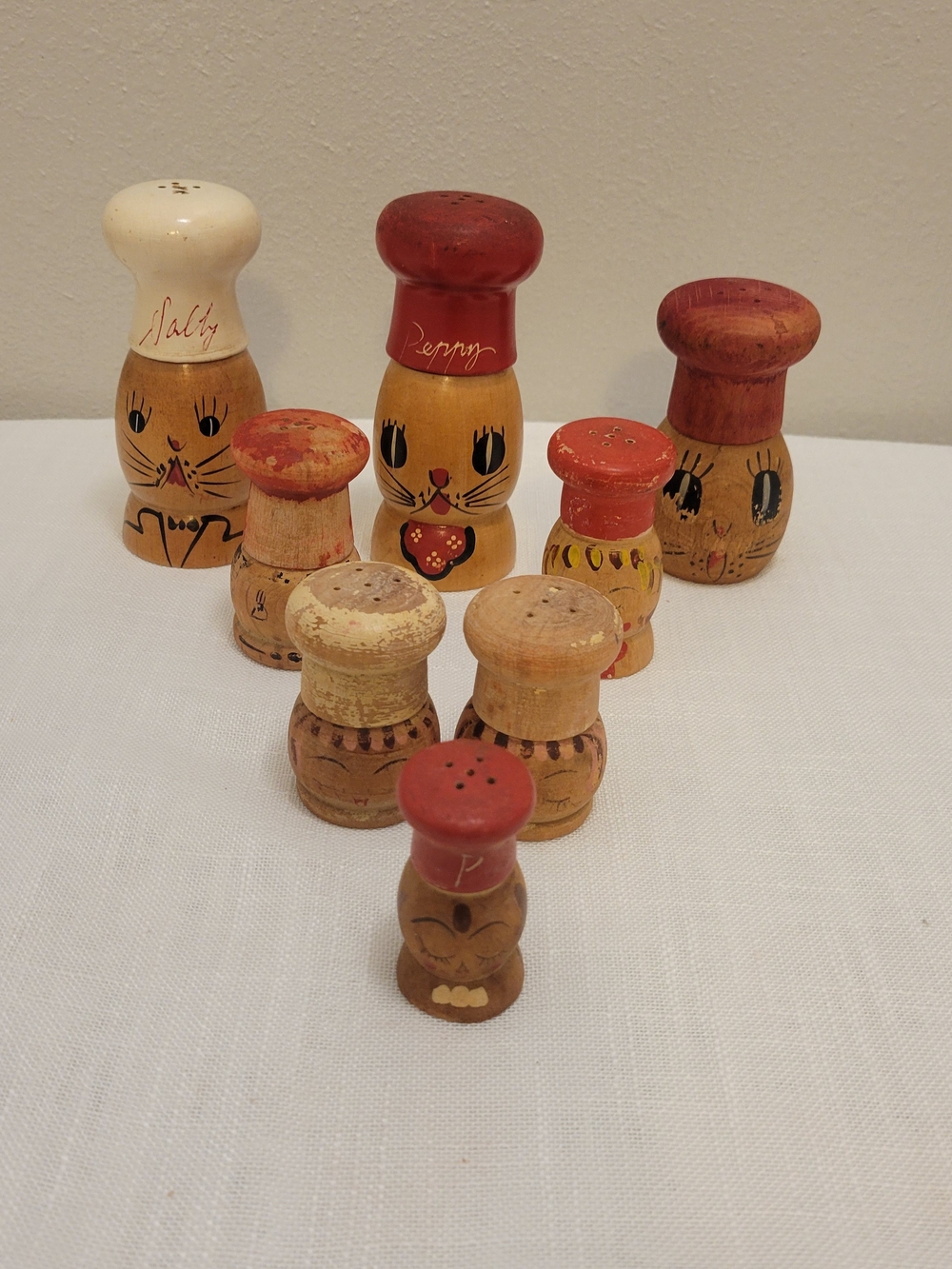 VINTAGE 1950 Wooden Cat Salt and Pepper Shakers Set - Red, Cream, Brown